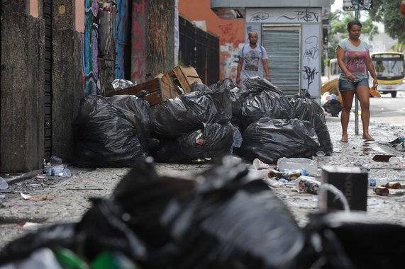 Lixo acumulado com a greve dos garis