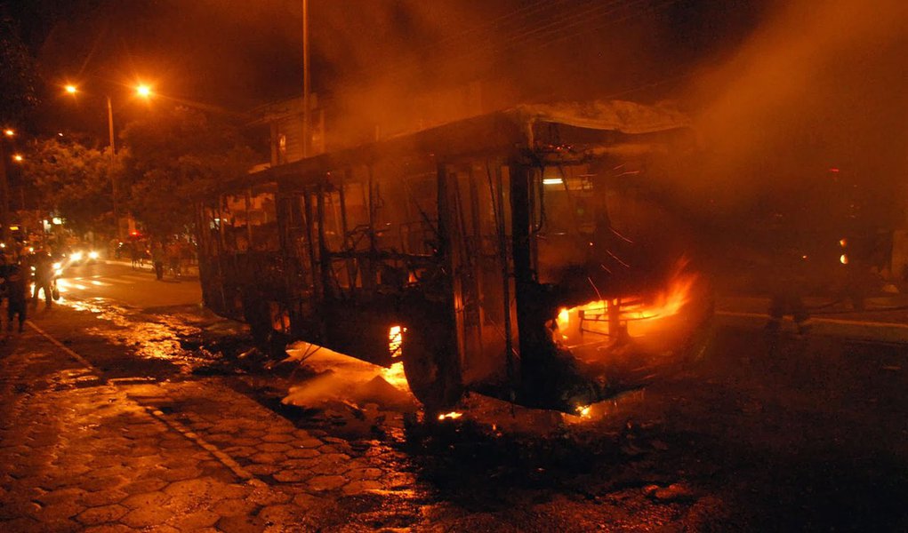 03/01/2014.CrÃ©dito:Karlos Geromy/OIMP/D.A.Press.Brasil.SÃ£o LuÃ­s-MA. Ã”nibus Ã© incÃªndios no bairro do JoÃ£o Paulo na noite desta sexta-feira em SÃ£o LuÃ­s-MA.
