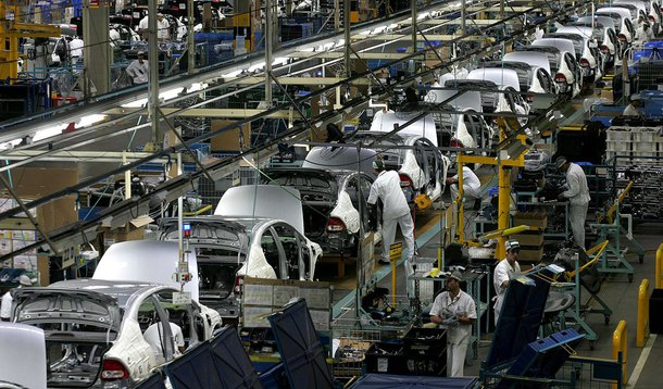 HC9M0495 SUMARE-SP 25.10.2007 - ((((( EXCLUSIVO / EMBARGADO ))))) ECONOMIA  - HONDA / FABRICA - Linha de montagem dos carros Civic e Fit na nova fabrica de motores que passaram a ser feitos no Brasil. FOTO:  FILIPE ARAUJO/AE