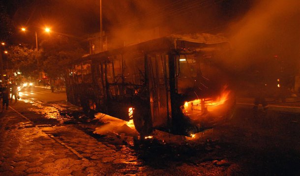 03/01/2014.CrÃ©dito:Karlos Geromy/OIMP/D.A.Press.Brasil.SÃ£o LuÃ­s-MA. Ã”nibus Ã© incÃªndios no bairro do JoÃ£o Paulo na noite desta sexta-feira em SÃ£o LuÃ­s-MA.
