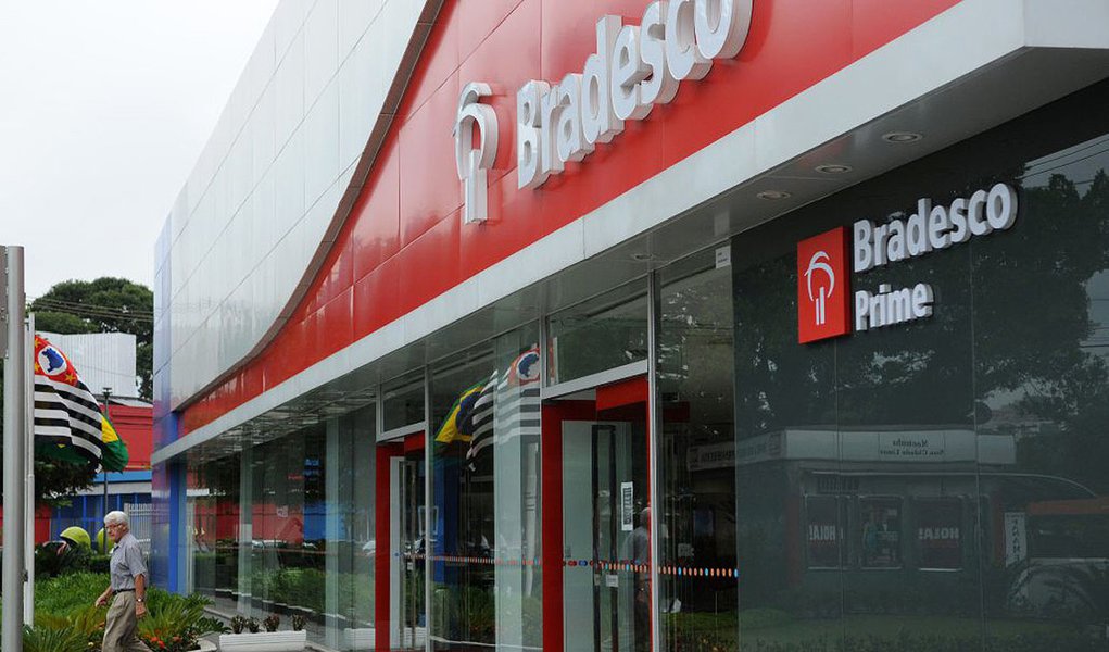 Data: 28/12/2011      
Editoria: Financas
Reporter: Carolina Mandl da Silva
Local: Agencia Bradesco, Praca Panamericana, Pinheiros, Sao Paulo
Detalhe: O Bradesco esta mudando de cor. O tradicional vermelho das agencias esta ganhando a companhia do azu