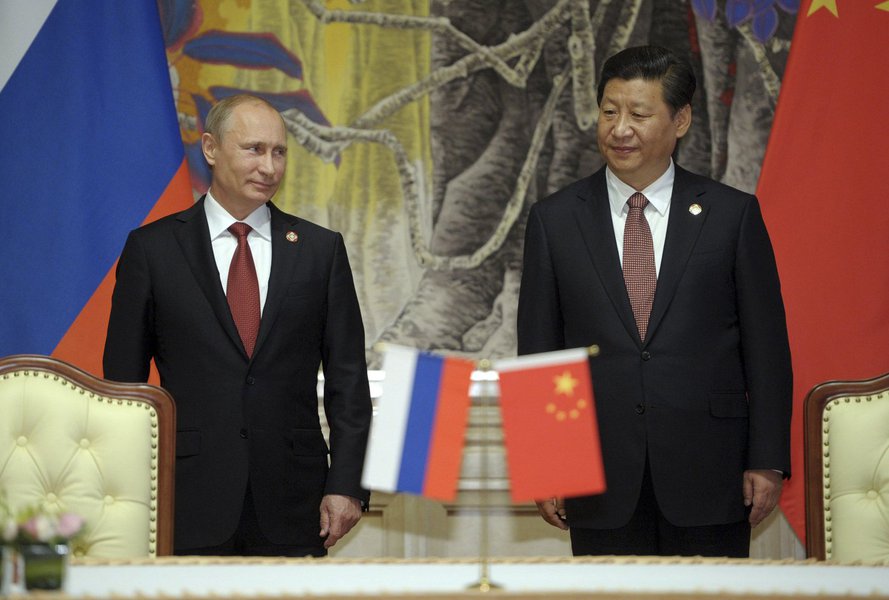 En la imagen, el presidente ruso, Vladimir Putin (Izquierda) y su par chino, Xi Jinping,  asisten a una ceremonia en Shanghái. 21 mayo, 2014.  China y Rusia firmaron el miércoles un acuerdo de suministro de gas por 400.000 millones de dólares que asegura 