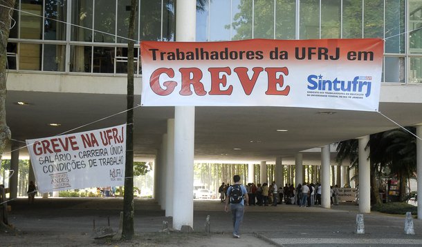 Férias perdidas: greve fará ano letivo avançar até 2013 nas universidades