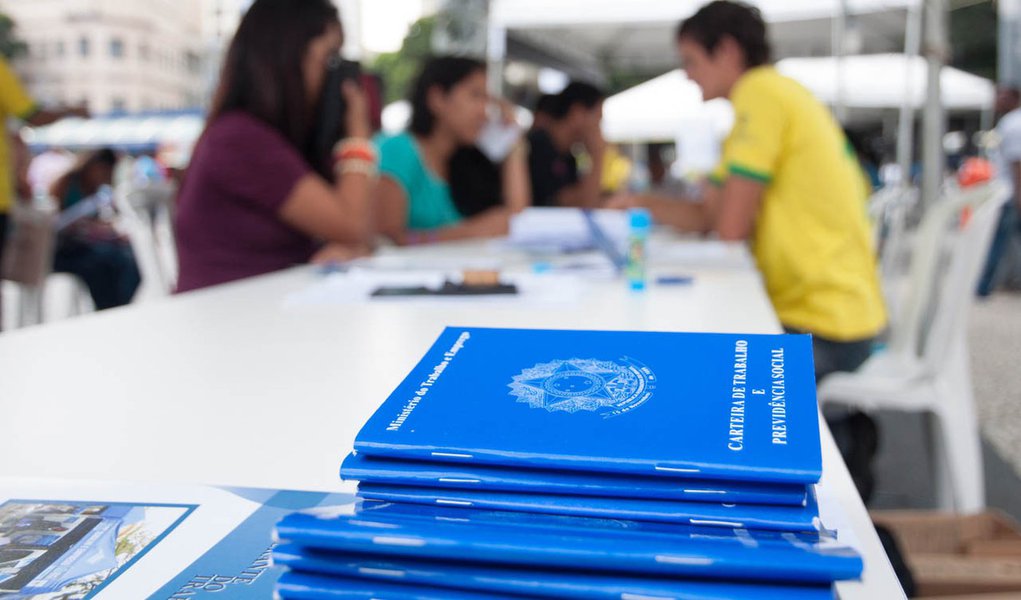 RIO DE JANEIRO, RJ, 18.10.2013: FEIRÃO/EMPREGO/RJ - Associação Brasileira de Recursos Humanos do Rio de Janeiro (ABRH) realiza feirão de emprego no Largo da Carioca. Eles fazem carteira de trabalho e encaminham candidatos para postos de trabalho. (Foto: E