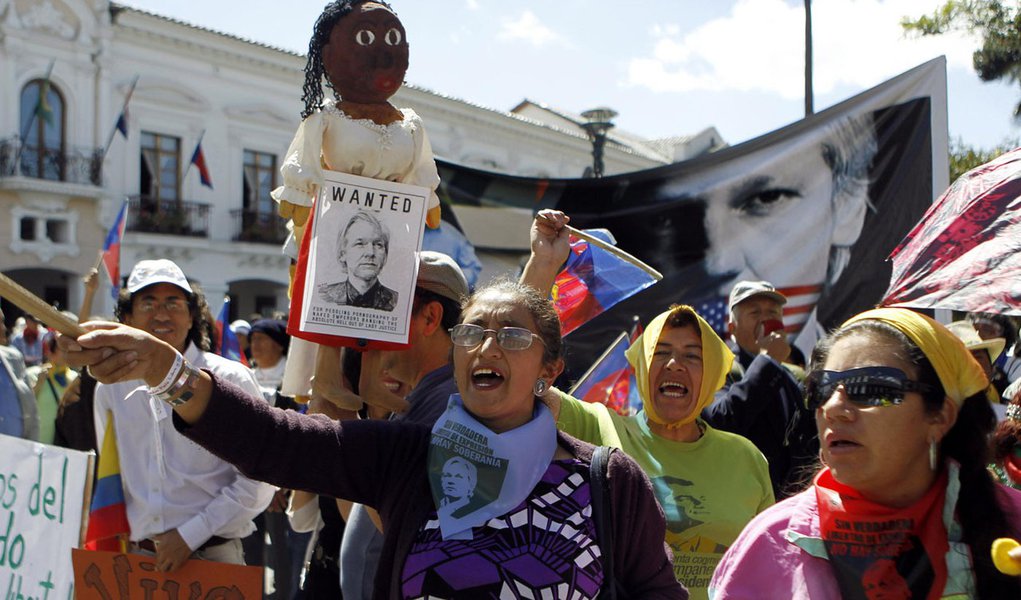 Grã-Bretanha diz buscar “solução diplomática” com o Equador