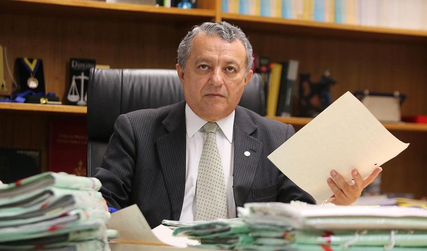 BRASILIA, DF, 14.11.2013: JUIZ/MENSALÃO/DF - O juiz da Vara de Execuções Penais do DF, Ademar Silva de Vasconcellos, em seu gabinete no Tribunal de Justiça do DF (TJDF). Ademar poderá receber as execuções dos condenados no processo do mensalão.  (Foto: Se