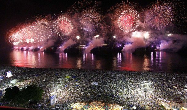 RIO DE JANEIRO,RJ,01.01.2014:RÉVEILLON 2014/COPACABANA/QUEIMA DE FOGOS - Queima de fogos de artifícios da Festa de Réveillon 2014 na Praia de Copacabana, no Rio de Janeiro (RJ), na madrugada desta quarta-feira (01). (Foto: Ale Silva/Futura Press/Folhapres