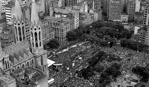 ***30 ANOS DO COMÃCIO PELAS DIRETAS NA PRAÃ‡A DA SÃ‰*** 25.jan.1984 - Ã‰ realizado o histÃ³rico comÃ­cio na campanha pelas Diretas-JÃ¡ na PraÃ§a da SÃ©, no dia do aniversÃ¡rio da cidade de SÃ£o Paulo. O evento contou com cerca de 300 mil pessoas, entre d