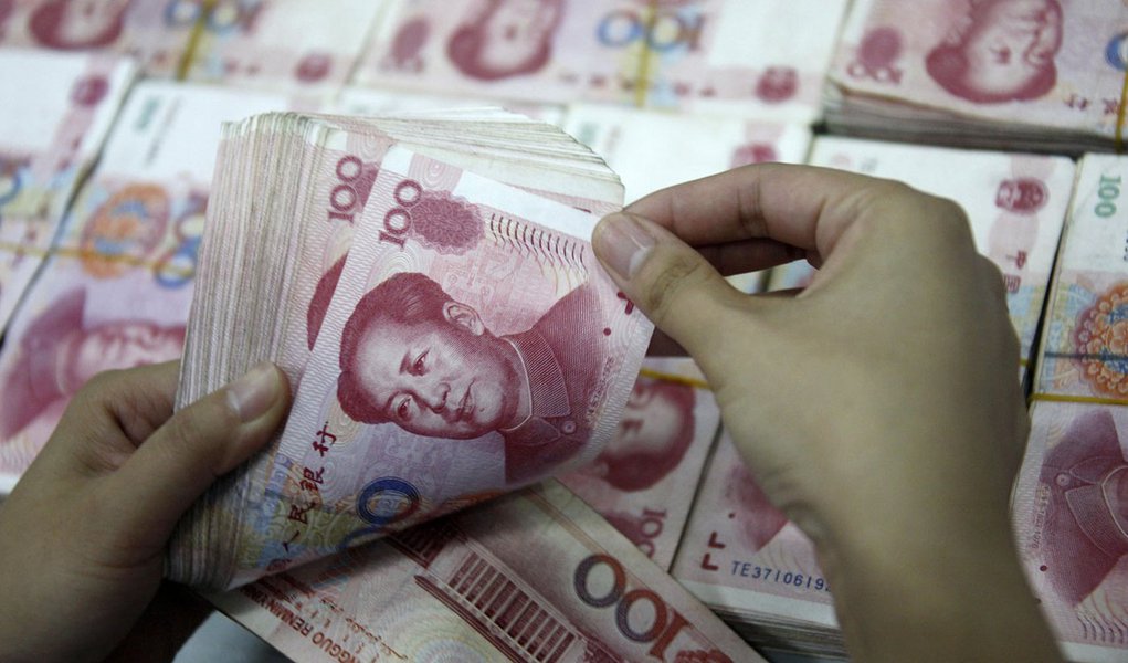 An employee counts Yuan banknotes at a branch of Industrial and Commercial Bank of China in Huaibei, Anhui in this August 3, 2010 file photo. China's central bank raised interest rates on December 25, 2010, the second rise in just over two months, steppin