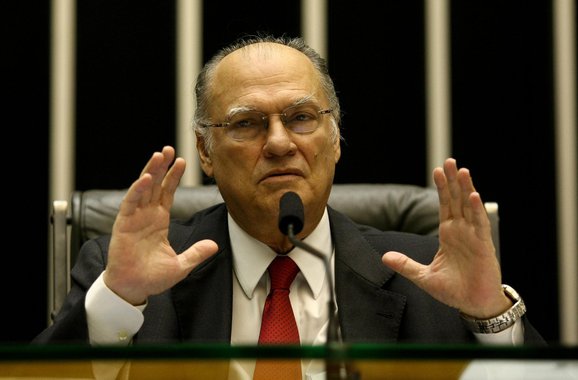 BRAS�LIA, DF, 25.04.2013: C�MARA/DANTE DE OLIVEIRA/DF - Os deputados Roberto Freire e Henrique Eduardo Alves na sess�o - A C�mara dos Deputados presta homenagem aos 30 anos de apresenta��o da Emenda Dante de Oliveira, como ficou conhecida a proposta de re