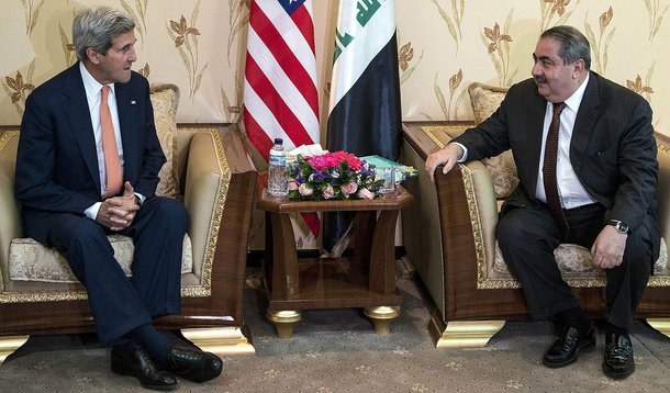 O secretário de Estado dos Estados Unidos, John Kerry, se encontrou nesta segunda-feira em Bagdá com o primeiro-ministro iraquiano, Nuri al-Maliki, para pressionar por um governo mais inclusivo. 23/06/2014 REUTERS/Brendan Smialowski/Pool