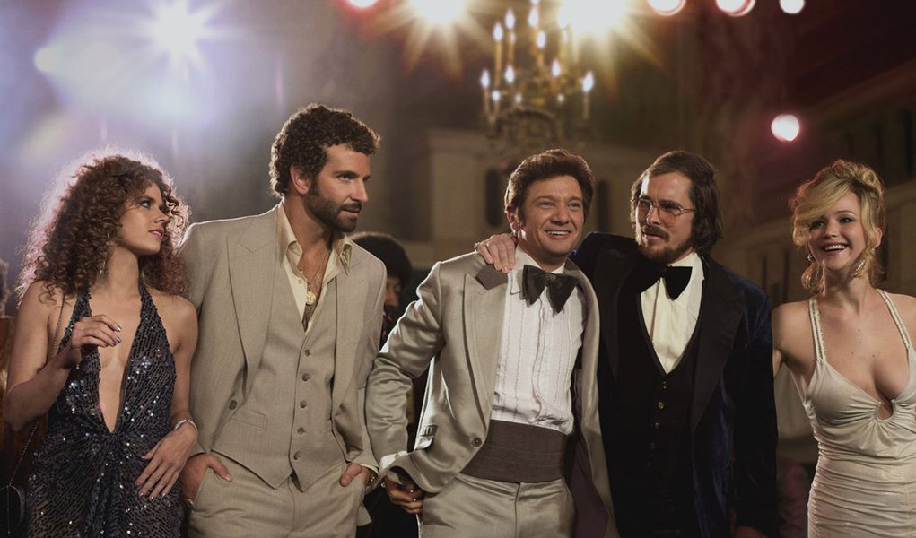 (l to r) Amy Adams, Bradley Cooper, Jeremy Renner, Christian Bale and Jennifer Lawrence in Columbia Pictures' AMERICAN HUSTLE.  (Amy Adams dress: made for film, jewelry, shoes: vintage / Bradley Cooper suit, shirt: made for film / Jeremy Renner suit: made