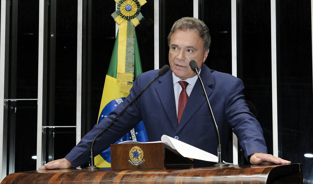 Senador Alvaro Dias (PSDB-PR) requer voto de aplauso à Universidade Estadual de Londrina, no Paraná, por ter conquistado destacada posição no ranking mundial de instituições de ensino superior