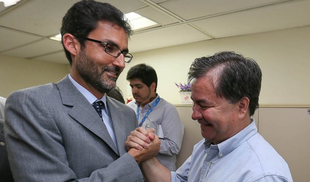 BRASÍLIA, DF, 11.09.2013:  ROGER PINTO MOLINA/DEPOIMENTO -   O ex-encarregado de Negócios do Brasil na Bolívia, Eduardo Saboia cumprimenta o senador boliviano Roger Pinto Molina, na  4ª. Vara Federal, nesta quarta-feira (11), em Brasília. O senador bolivi