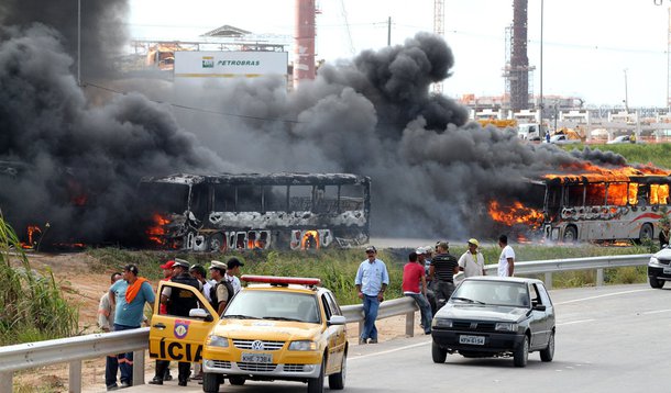 Fogo e clima de guerra em refinaria da Petrobras