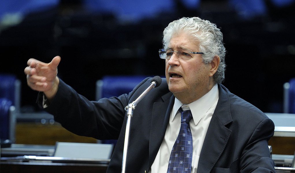 Em aparte, o senador Roberto Requião (PMDB-PR) defende investigação de denúncias sobre suposta existência de uma fábrica de dossiês no governo federal, montada pela administração petista para achincalhar biografias de adversários políticos