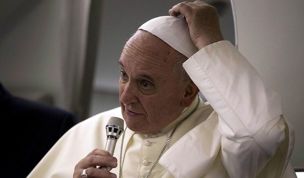 El Papa Francisco habla con periodistas a bordo del aviÃ³n papal que lo llevÃ³ de regreso al Vaticano desde JerusalÃ©n. 26 de mayo, 2014. El Papa Francisco dijo el lunes los abusos sexuales cometidos por sacerdotes eran un crimen comparable a una "misa sa