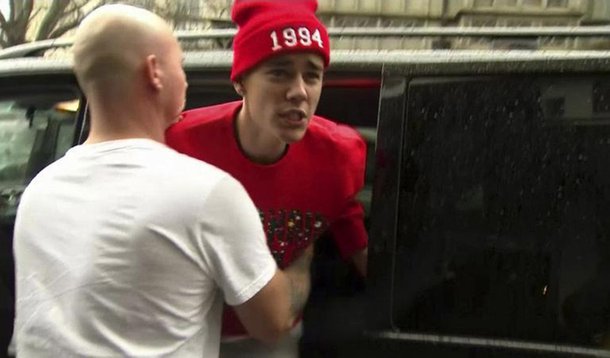 Justin Bieber é segurado por um membro de sua equipe de segurança enquanto confronta um fotógrafo fora do hotel no centro de Londres. O astro pop adolescente Justin Bieber foi preso no sul da Flórida na madrugada desta quinta-feira sob acusação de dirigir