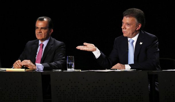 El presidente colombiano Juan Manuel Santos, derecha, que busca reelegirse otros cuatro a�os como candidato del Partido Social de Unidad Nacional en los comicios del 25 de mayo, habla mientras Oscar Iv�n Zuluaga, candidato del Centro Democr�tico, lo escuc