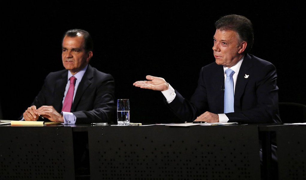 El presidente colombiano Juan Manuel Santos, derecha, que busca reelegirse otros cuatro a�os como candidato del Partido Social de Unidad Nacional en los comicios del 25 de mayo, habla mientras Oscar Iv�n Zuluaga, candidato del Centro Democr�tico, lo escuc