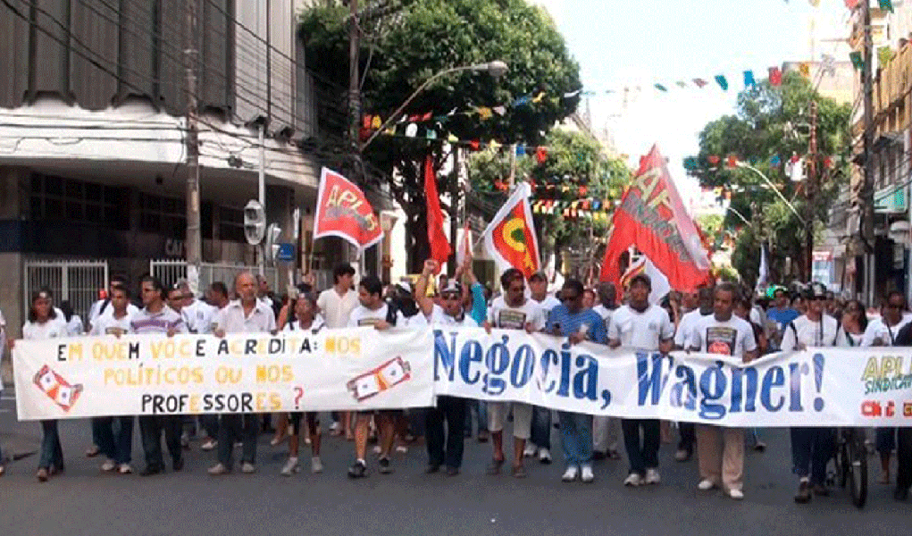 Professores grevistas recebem salários atrasados