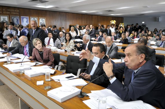 Em pronunciamento, o senador Aloysio Nunes Ferreira (PSDB-SP) defende proposta (PEC 33/12) de sua autoria que trata da redução da maioridade penal. À direita dele, os senadores Pedro Taques (PDT-MT), Gleisi Hoffmann (PT-PR),  Eduardo Suplicy (PT-SP) e Moz