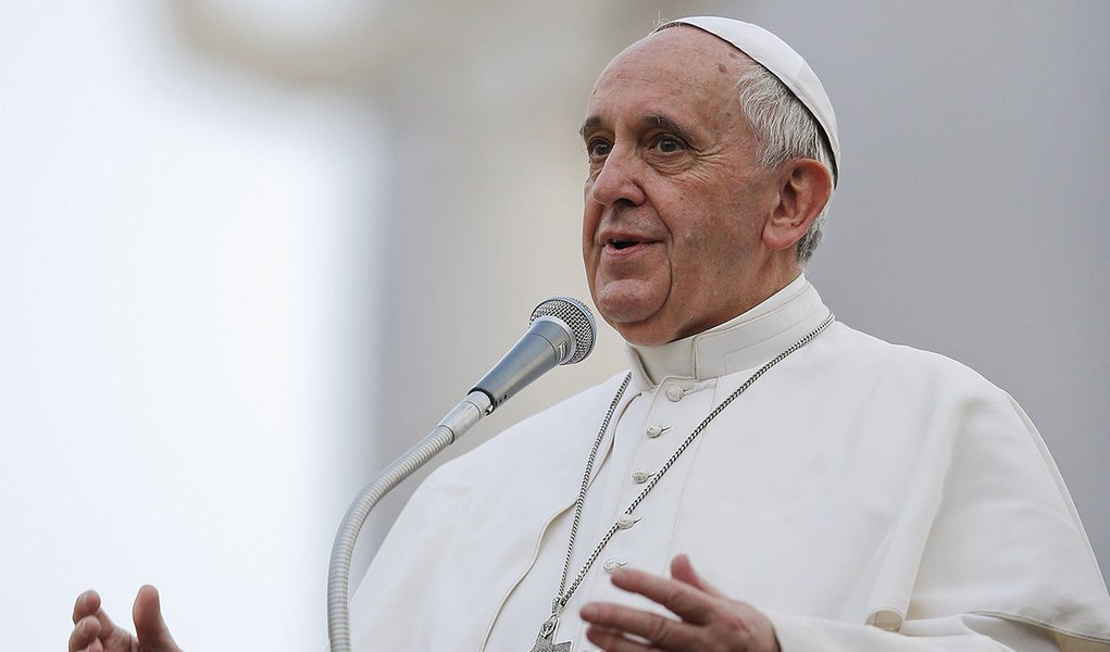 Pope Francis talks to faithful at the end of a visit to parish San Gregorio Magno in Rome April 6, 2014. REUTERS/Tony Gentile (ITALY - Tags: RELIGION)