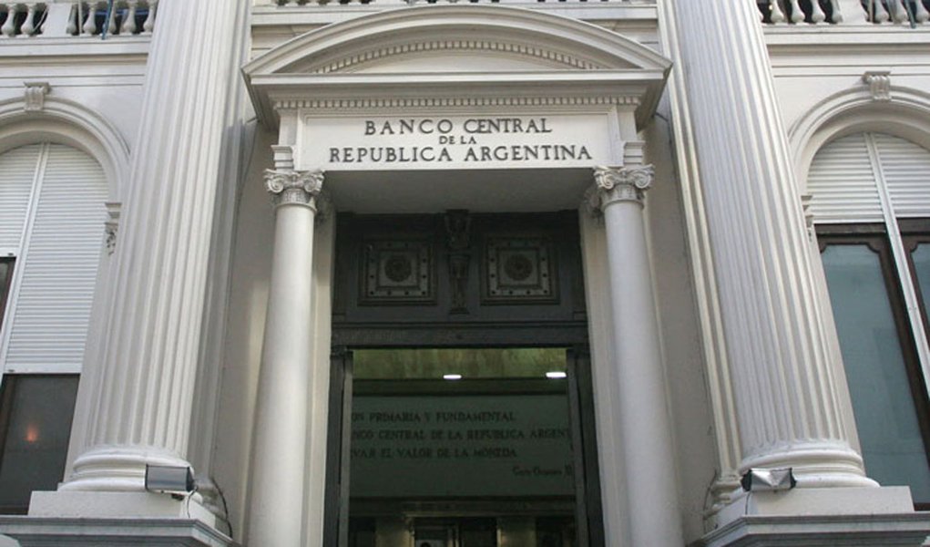 Argentina habilita compra de dólares a empresas com negócios com a PDVSA