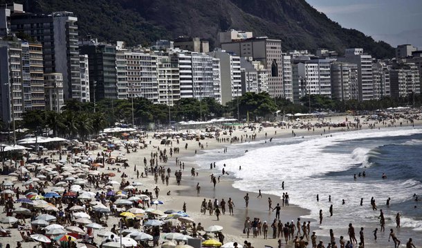 RIO DE JANEIRO,RJ,14.12.2013:RIO DE JANEIRO/MOVIMENTAÇÃO PRAIAS - Movimentação na Praia de Copacabana no Rio de Janeiro, RJ, neste sábado (14). (Foto: Ariel Subirá/Futura Press/Folhapress)