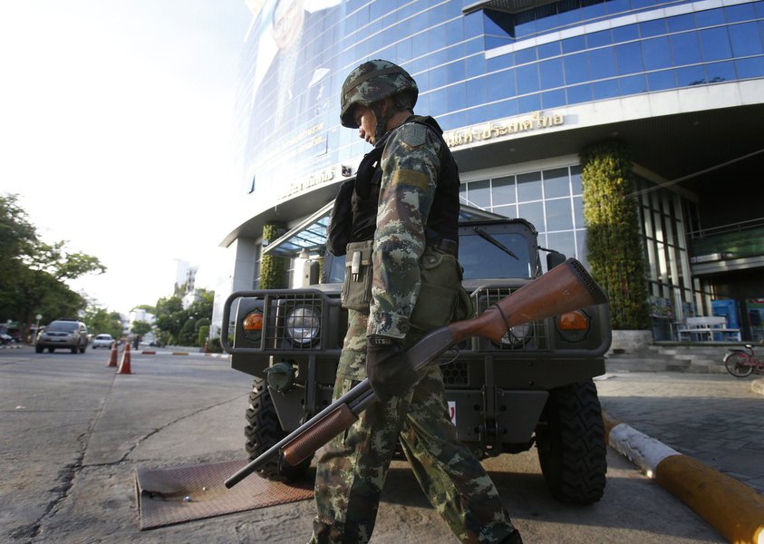 Um soldado tailandês caminha em frente à TV nacional da Tailândia em Bangcoc, na terça-feira (horário local). 20/05/2014 REUTERS/Athit Perawongmetha