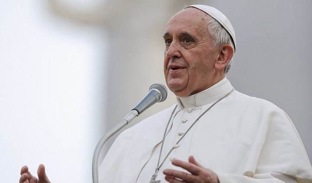 Pope Francis talks to faithful at the end of a visit to parish San Gregorio Magno in Rome April 6, 2014. REUTERS/Tony Gentile (ITALY - Tags: RELIGION)
