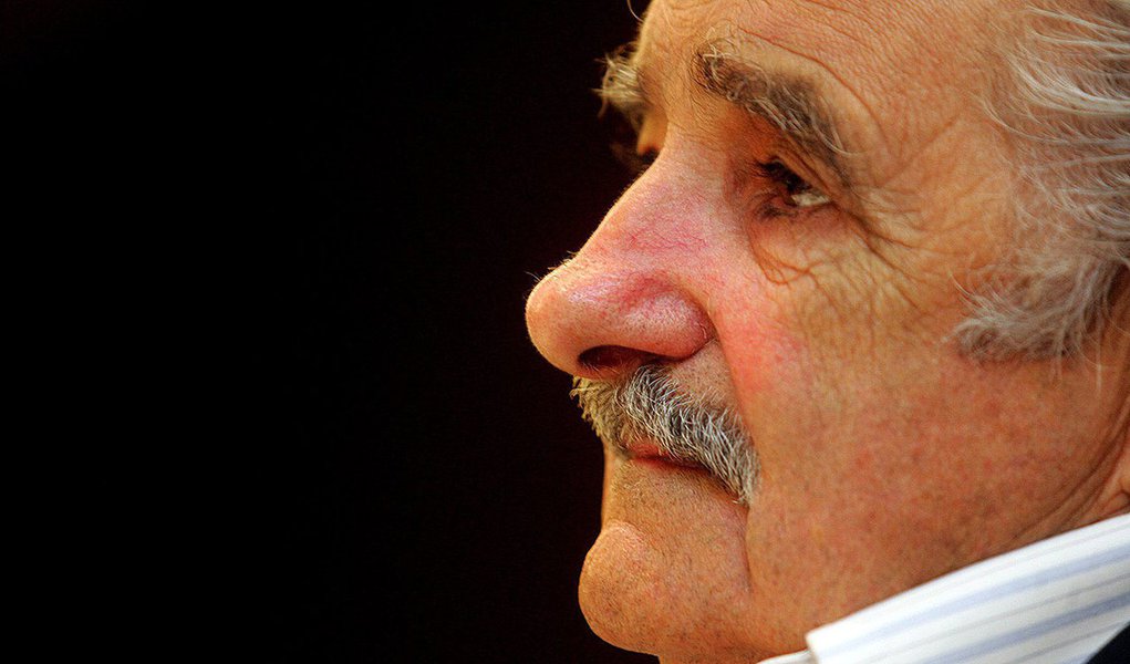 epa01909206 Uruguay's Wide Front Party Presidential candidate Jose Mujica speaks during a press conference in Montevideo, Uruguay, 24 October 2009. Uruguayans will go to the polls on Sunday.  EPA/Iván Franco