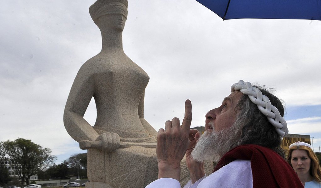 Inri Cristo vai ao STF pedir Justiça, e é barrado na entrada