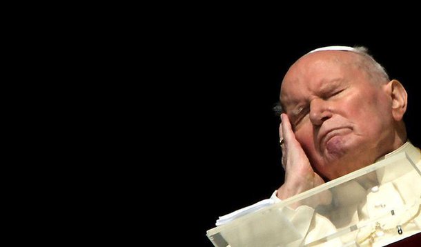 Papa João Paulo 2º durante aparição na janela de seis aposentos no Vaticano. Ladrões invadiram uma pequena igreja nas montanhas a leste de Roma durante o fim de semana e roubaram um relicário que continha o sangue do papa João Paulo 2º, afirmou uma guardi