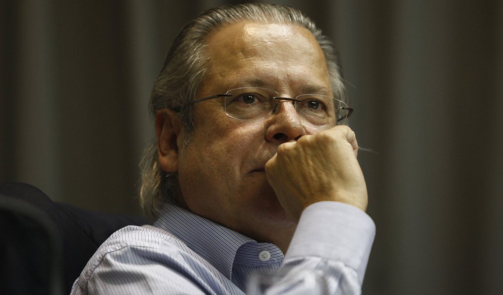 _C0T3268.JPG  SÃO PAULO/SP 23-02-2010  ECONOMIA OE   ELETROBRAS JOSE DIRCEU  José Dirceu participa de evento comemorativo dos 30 anos do PT na Assembleia Legislativa, em São Paulo. FOTO JF DIORIO/AE