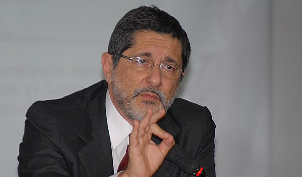 Indignado, Gabrielli rebate críticas a sua gestão na Petrobras