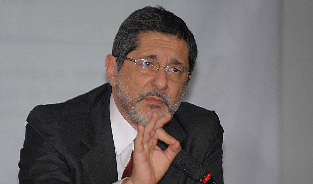 Indignado, Gabrielli rebate críticas a sua gestão na Petrobras