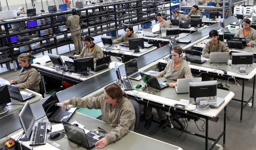 CURITIBA/PR 28-05-2010 CADERNO DE NEGOCIOS/ECONOMIA EXCLUSIVO Linha de montagem da  Positivo Informatica  Foto Luiz Costa / La Imagem/AE