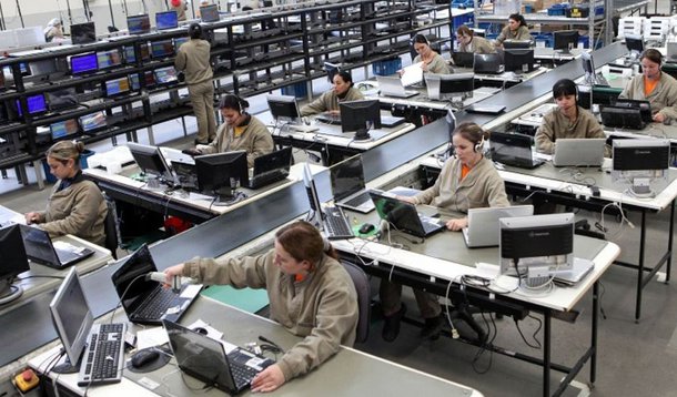 CURITIBA/PR 28-05-2010 CADERNO DE NEGOCIOS/ECONOMIA EXCLUSIVO Linha de montagem da  Positivo Informatica  Foto Luiz Costa / La Imagem/AE