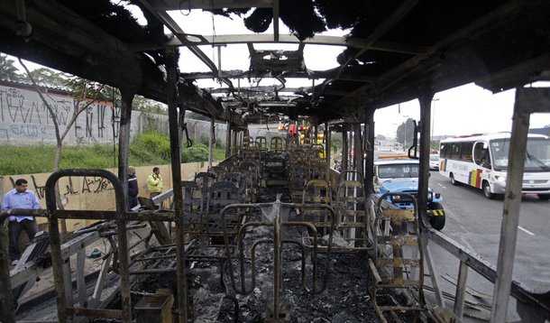 Manifestantes queimam ônibus na zona sul