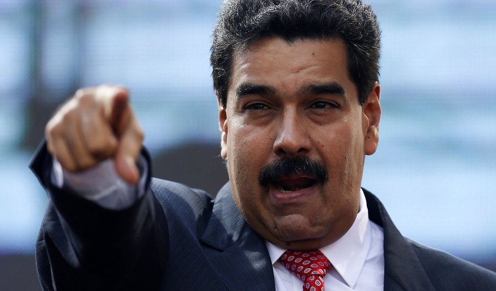 Venezuelan President Nicolas Maduro greets supporters during a meeting outside Miraflores Palace in Caracas November 12, 2013. REUTERS/Carlos Garcia Rawlins (VENEZUELA - Tags: POLITICS)