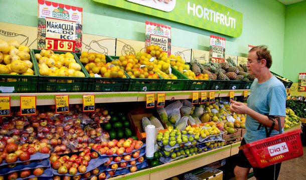 A patron shops for fruit at a store operated under the Dia brand, a unit of Carrefour SA, in Sao Paulo, Brazil, on Monday, March 8, 2010. Wal-Mart Stores Inc. says it will spend $1.2 billion this year on store openings and expansion in a strategy to edge 