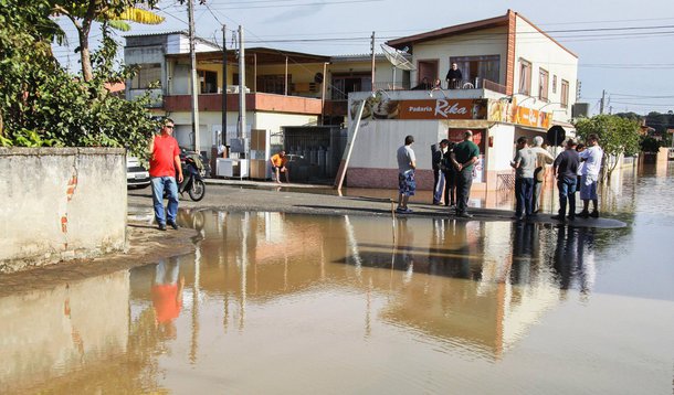 A diretoria da Fomento Paraná definiu os critérios e aprovou linhas de crédito para apoiar a recuperação da atividade econômica nos municípios que decretaram situação de emergência ou calamidade pública por causa das chuvas de 5 e 6 de junho no Paraná.
F