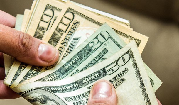 CURITIBA, PR, 19.08.2013: DÓLAR/ECONOMIA -  Apesar da intervenção do Banco Central pela manhã, o dólar à vista, referência para as negociações no mercado financeiro, registra forte alta nesta segunda-feira (19) com o mercado cauteloso com o futuro dos est