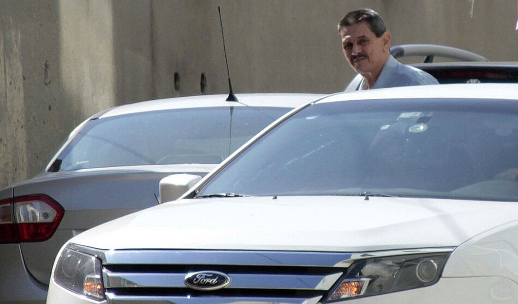 RIO DE JANEIRO,RJ,04.12.2013:ROBERTO JEFFERSON/EXAMES/INCA - O ex-presidente do PTB e delator do mensalão, Roberto Jefferson, é visto saindo do Instituto Nacional de Câncer (Inca), no centro do Rio de Janeiro, RJ, nesta quarta-feira (4), após passar por e