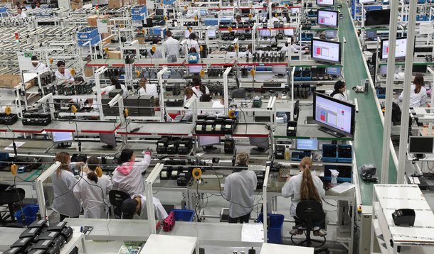 O contingente de trabalhadores empregados na indústria do Paraná aumentou 0,4% em dez meses de 2013, apesar do recuo de 1% em outubro. Foto: Gilson Abreu