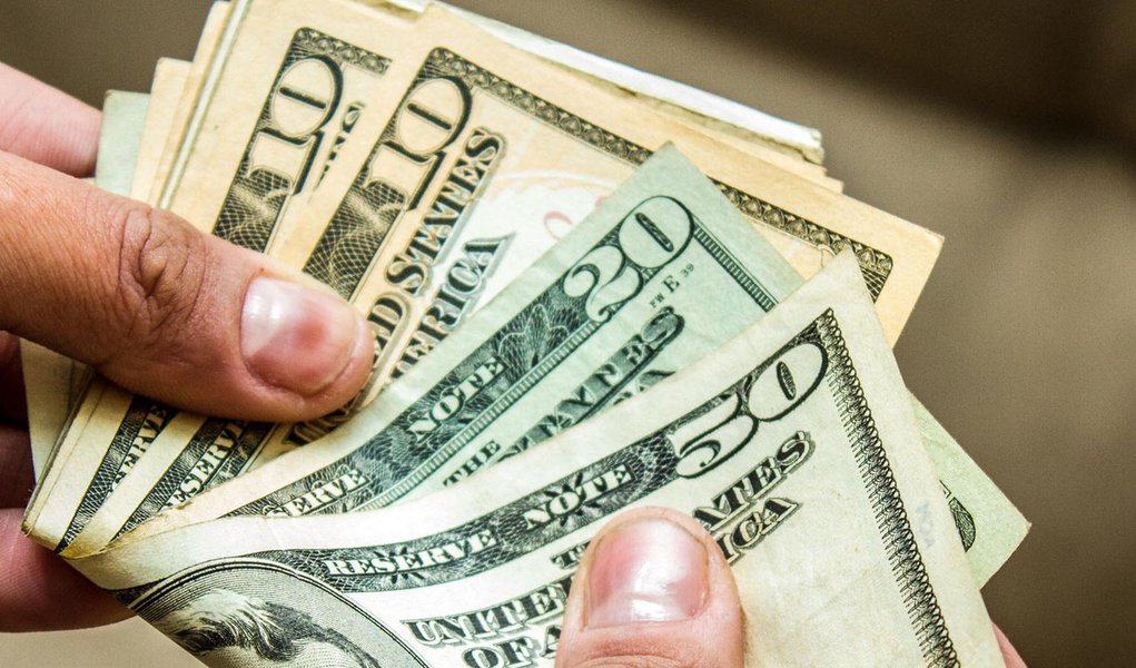 CURITIBA, PR, 19.08.2013: DÓLAR/ECONOMIA -  Apesar da intervenção do Banco Central pela manhã, o dólar à vista, referência para as negociações no mercado financeiro, registra forte alta nesta segunda-feira (19) com o mercado cauteloso com o futuro dos est