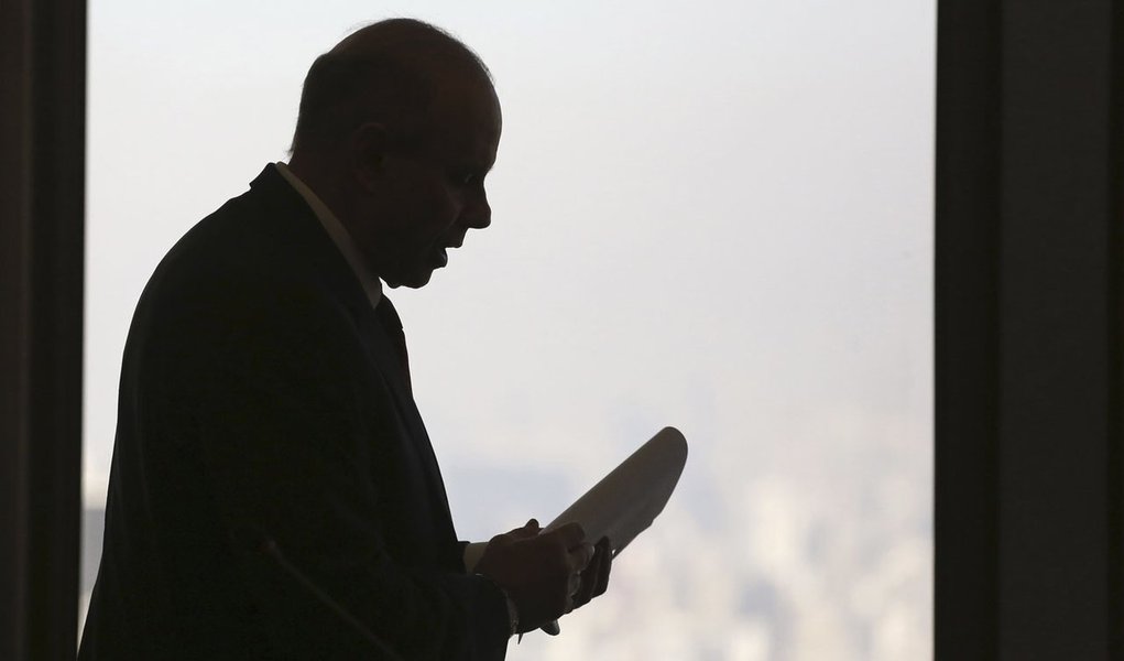 Brazil's Finance Minister Guido Mantega arrives for a news conference to talk about the results of the Gross Domestic Product (GDP) in the second quarter, in Sao Paulo August 30, 2013. REUTERS/Nacho Doce (BRAZIL - Tags: POLITICS BUSINESS)