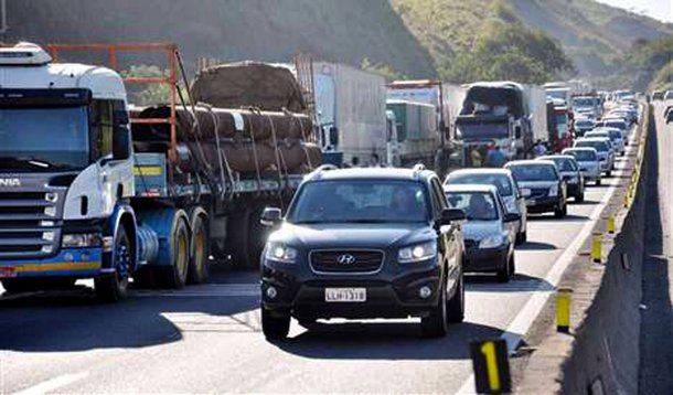 Protesto causa 15 km de engarrafamento na Dutra