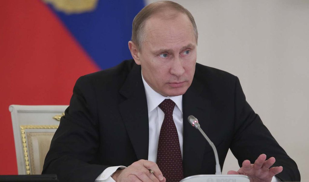 Russian President Vladimir Putin takes part in a meeting on social and economic development in Moscow's Kremlin December 23, 2013. REUTERS/Mikhail Metzel/RIA Novosti/Kremlin (RUSSIA - Tags: POLITICS BUSINESS) ATTENTION EDITORS - THIS IMAGE HAS BEEN SUPPLI